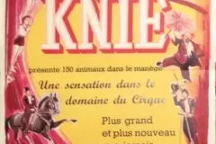 Affiche format magasin (37x82) du Cirque National Suisse Knie 1953 d'aprèes un dessin de Fauquex." Knie présente 150 animaux dans le manège. Une sensation dans le domaine du Cirque. Plus grand et plus nouveau que jamais"